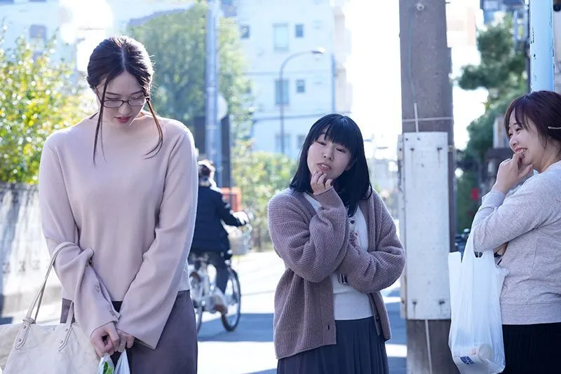 Trả thù mấy mụ hàng xóm thường xuyên nói xấu bằng cách “cướp gã chồng ả ta”