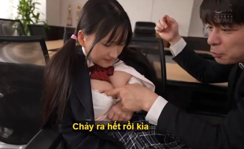 Trong suốt 3 năm, thầy giáo rèn luyện cô học trò ngực đẹp thành "bình đựng tinh".